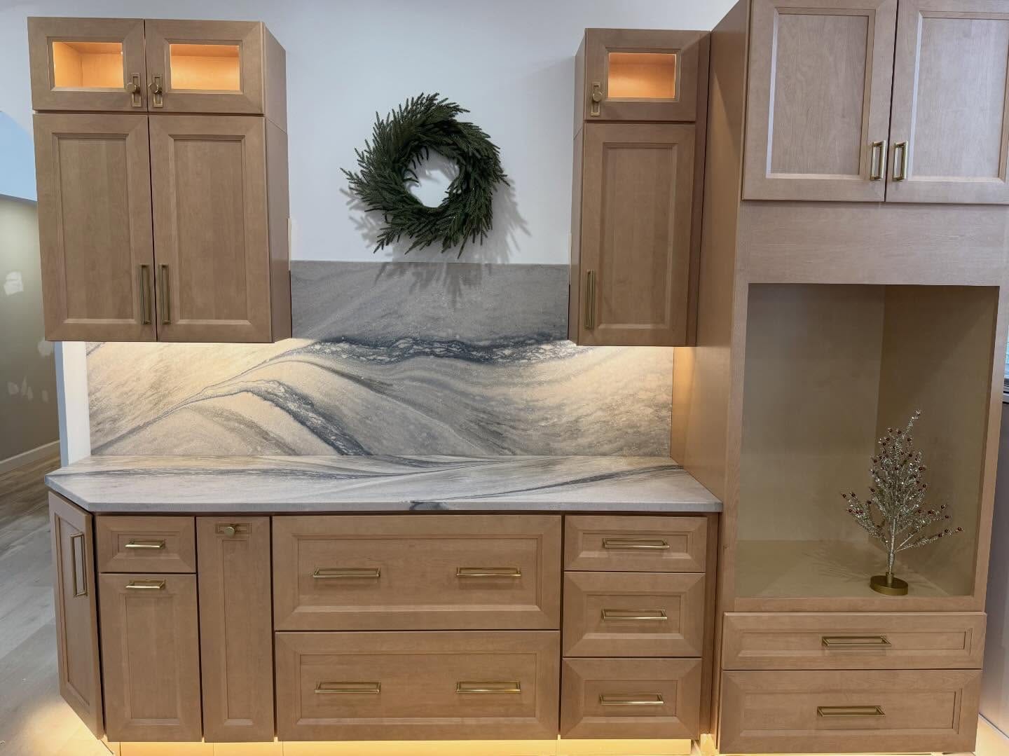 Oak wood kitchen cabinet set for Mentor Ohio homeowners