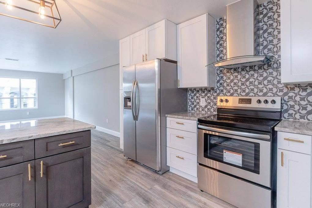 White Shaker and Midnight Black Shaker kitchen cabinets for Hudson Ohio homes