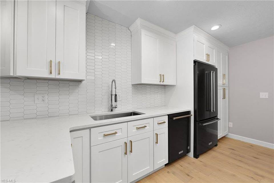 White Shaker kitchen cabinet style for Hudson Ohio homes