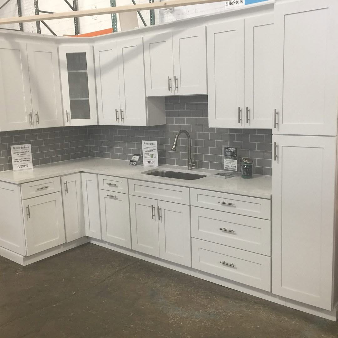 White Shaker kitchen cabinet set ready for a Mentor Ohio kitchen